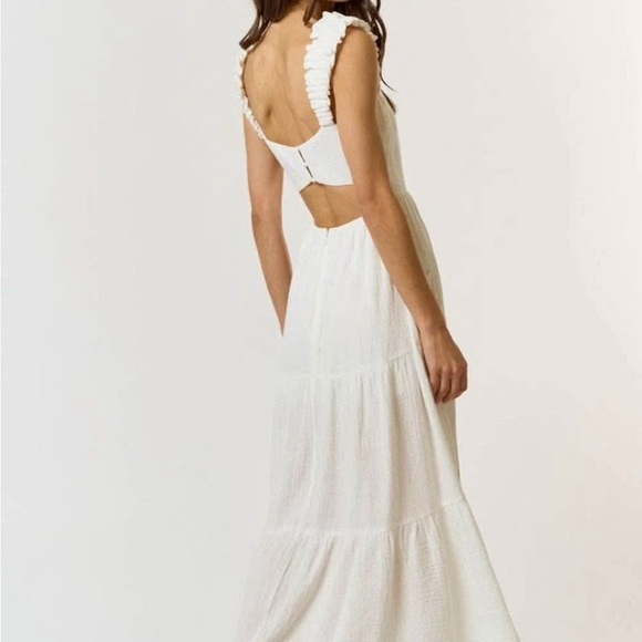 New without tags Chic White Ruffled Maxi Dress by La Lavon. Size M - Picture 2 of 3